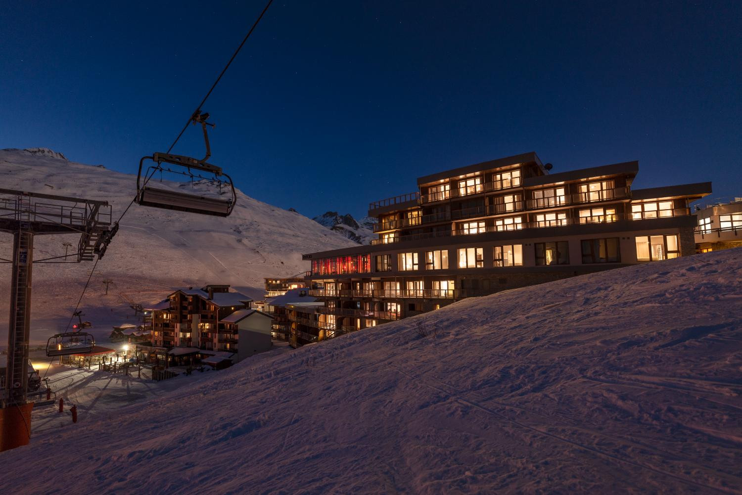 ynycio-tignes-exterior-slopeside-night-333428