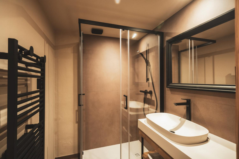 03-montagnettes-residence-sapiniere-menuires-5p8-sallededouche-03-cande-2026-1450726