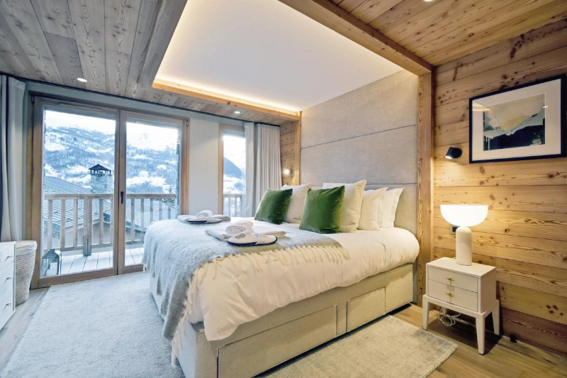 03f6572a-d2ce-4edd-af87-17c657c81d46-1267133