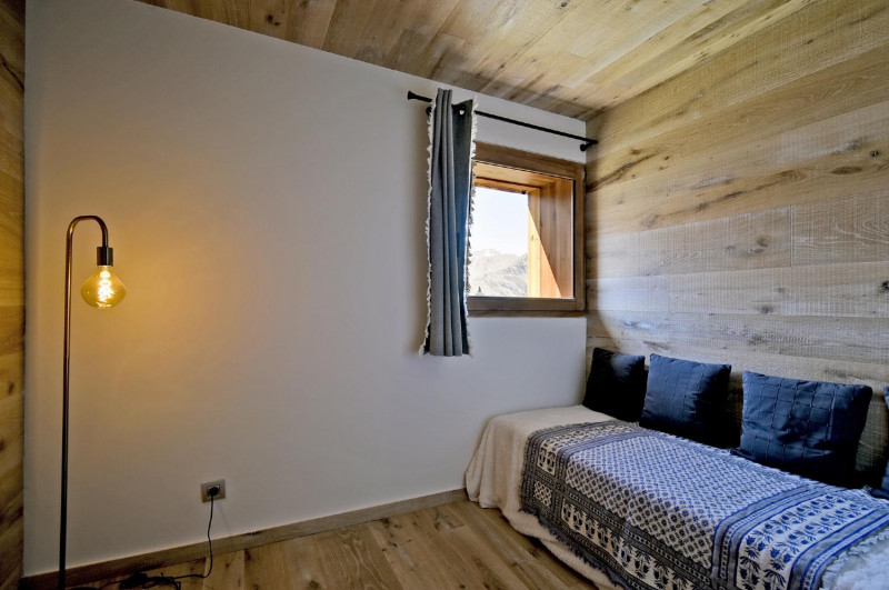 0ad7d676-f6c4-406c-bb50-c8661e1b974a-1451122