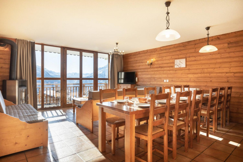 1-031-lesbalcons-apt245-10-12pers-c-reyboz-1462960