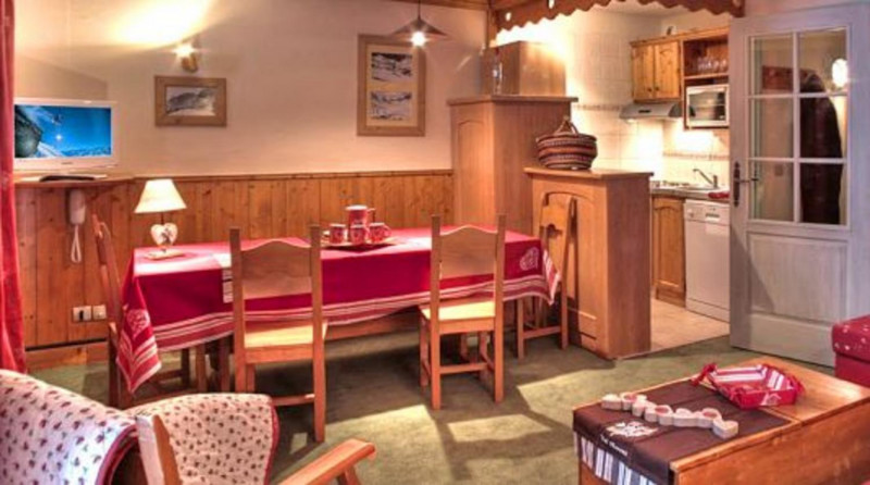 218528-cheval-blanc-8-person-apartment-dining-area-1450298