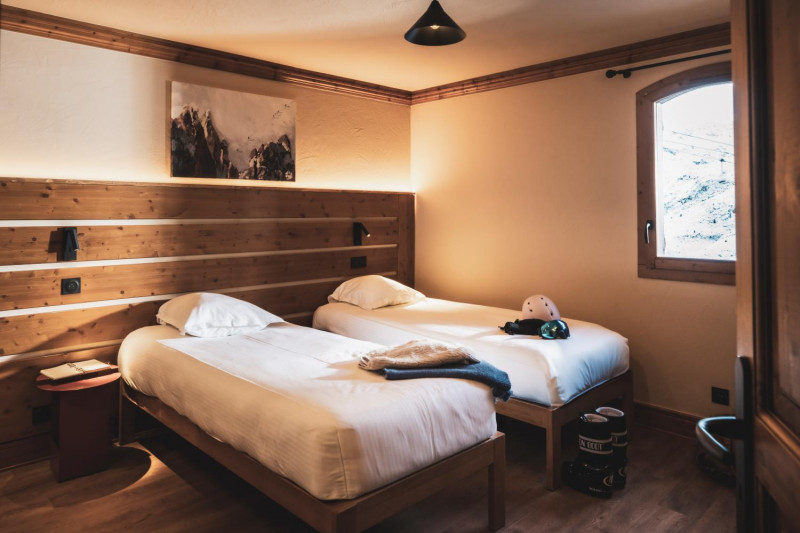 22-montagnettes-residence-sapiniere-menuires-4p6s-chambre-twin-01-cande-2026-1450717