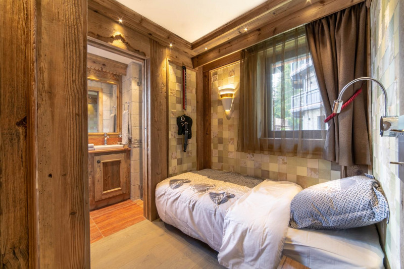 8c2aa762-9bf1-403c-b7d1-d15bcc2d38cb-1451453