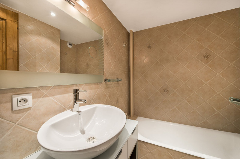 _lv_images__lot_0020402158_07_1449056