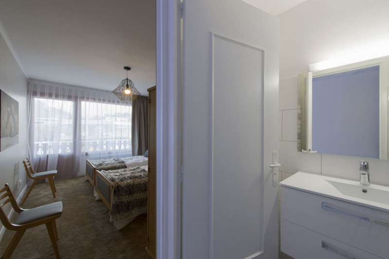 _lv_images__lot_0021120002_09_1448631