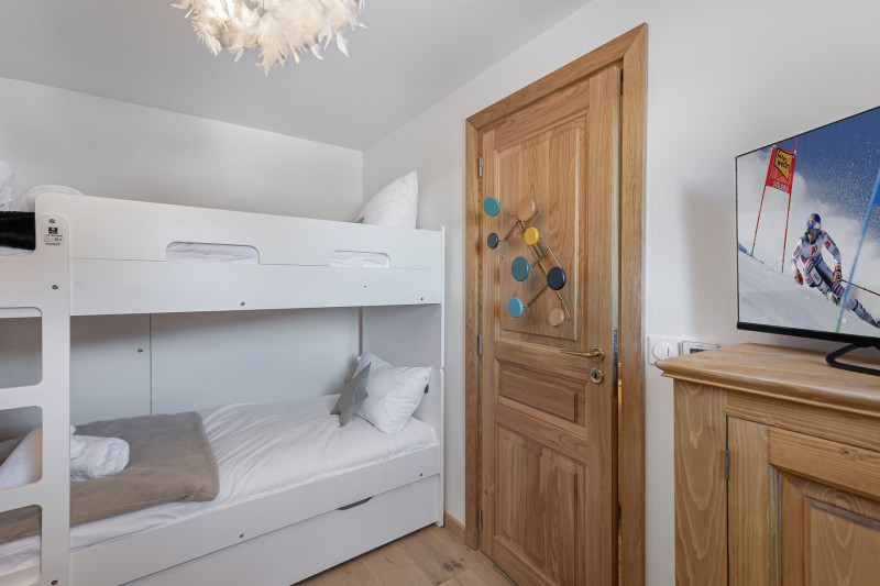 _lv_images__lot_0060511389_12_1444986