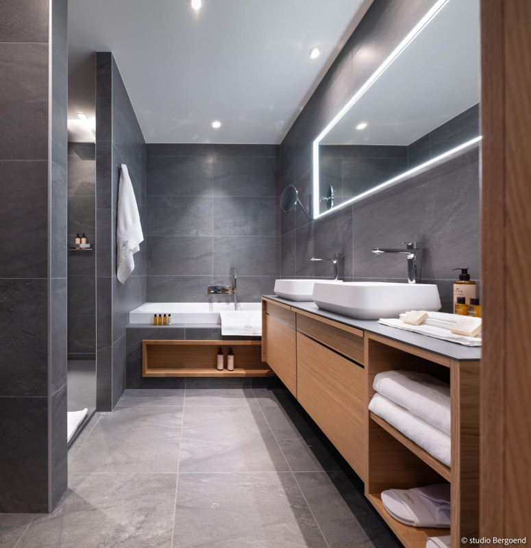 _lv_images__lot_0074061806_07_1342849