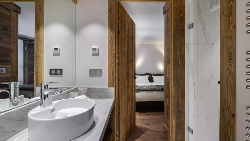 appartement-etoile-6-location-chalets-covarel-val-disere-alpes-france-sdb-1-jpg-1450559