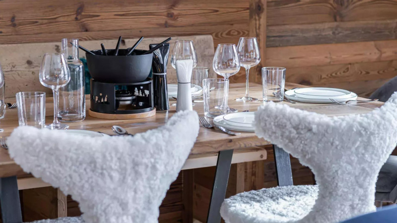 appartement-etoile-9-location-chalets-covarel-val-disere-alpes-france-table-jpg-1450562