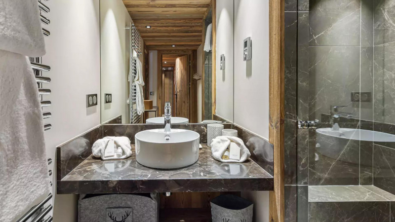 appartement-ourson-11-location-chalets-covarel-val-disere-alpes-france-sdb-2-jpg-1450542