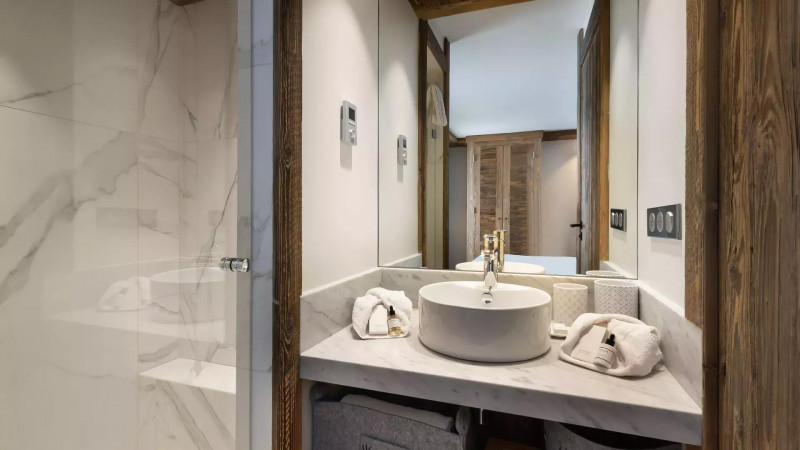 appartement-ourson-7-location-chalets-covarel-val-disere-alpes-france-sdb-1-jpg-1450538