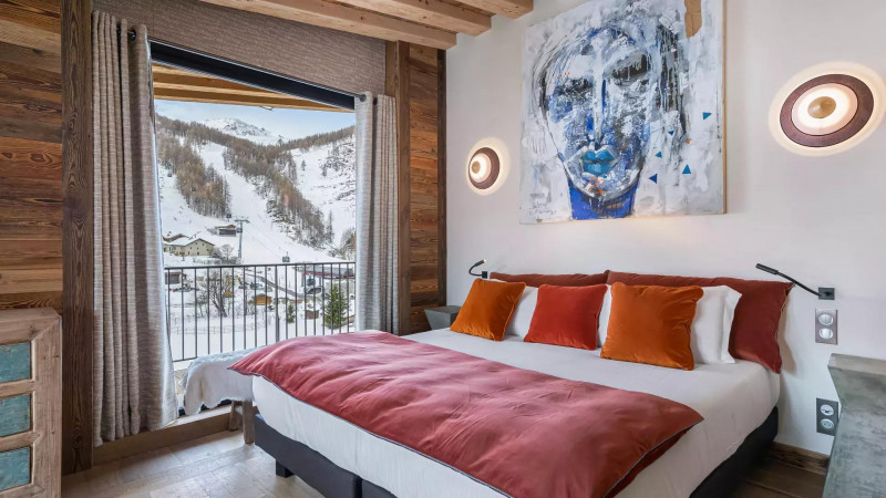 appartement-penthouse-chamois-10-location-chalets-covarel-val-disere-alpes-france-chambre-master-jpg-1450582