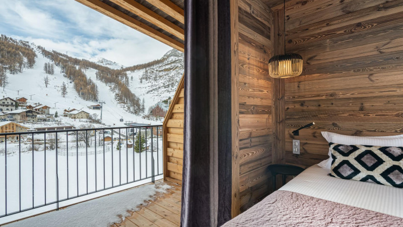 appartement-penthouse-chamois-13-location-chalets-covarel-val-disere-alpes-france-vue-chambre-2-jpg-1450585