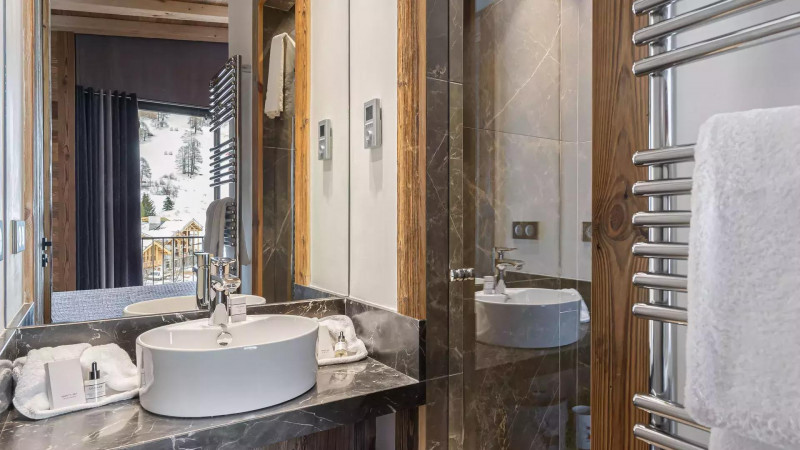 appartement-penthouse-chamois-14-location-chalets-covarel-val-disere-alpes-france-sdb-2-jpg-1450586