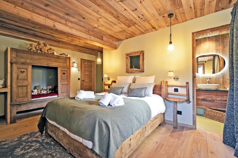 b5e178fe-6093-4a6f-b836-e41472629b72-1451004