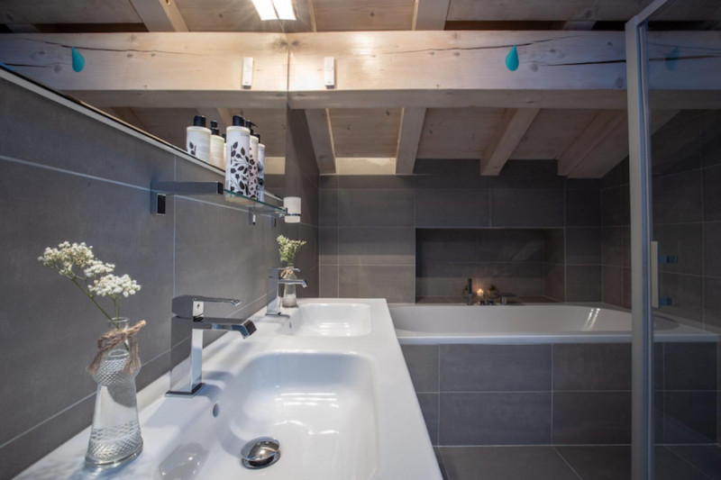 bathroom-2025-01-07-170739-hgqe-1449784