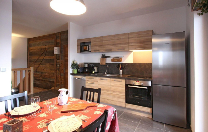 chalet-de-louis-kitchen-dining-area-1450145