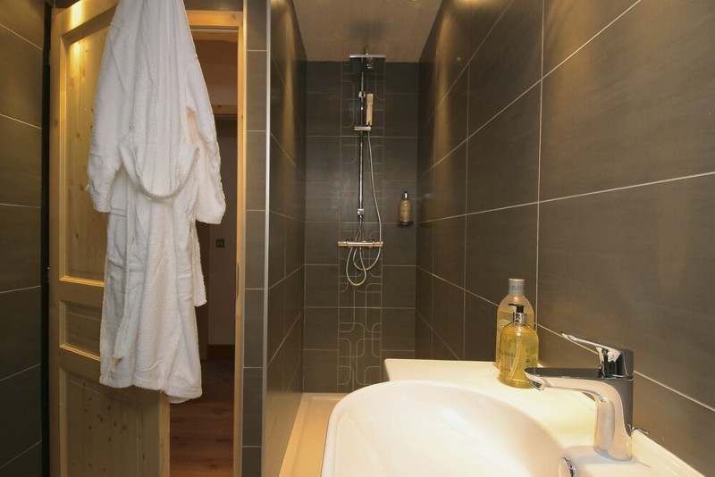 chalet-la-petite-meribel-bathroom-2-394567