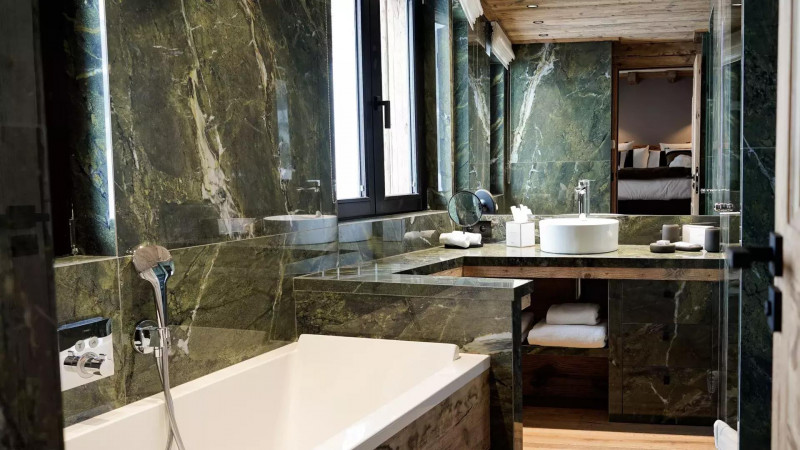 chalet-le-cre-t-location-chalets-covarel-val-d-ise-re-alpes-france-sdb-2-jpg-1450409