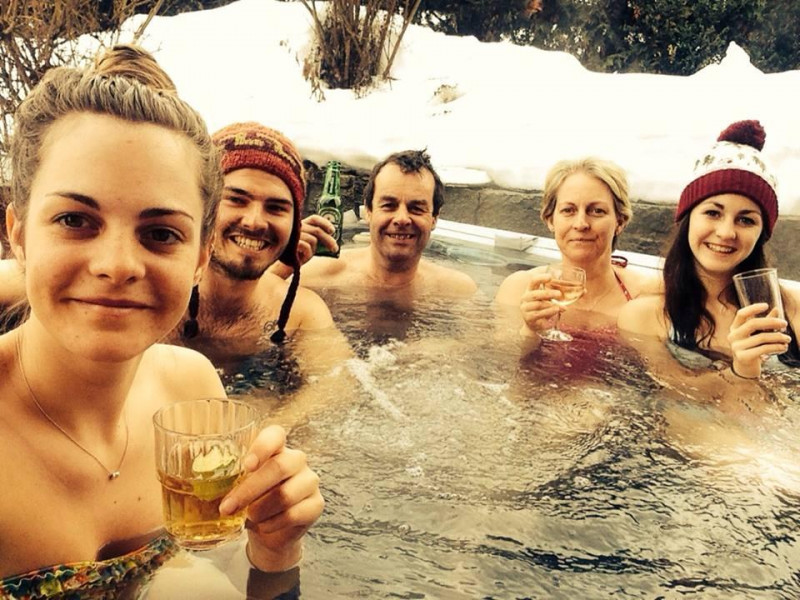 chalet-les-sauges-meribel-hot-tub-people-1453139