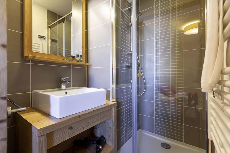 coeur-des-loges-menuires-s63l-bathroom-461448