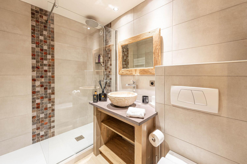 e8072450-f146-427d-aa79-df3578046a3d-1451664