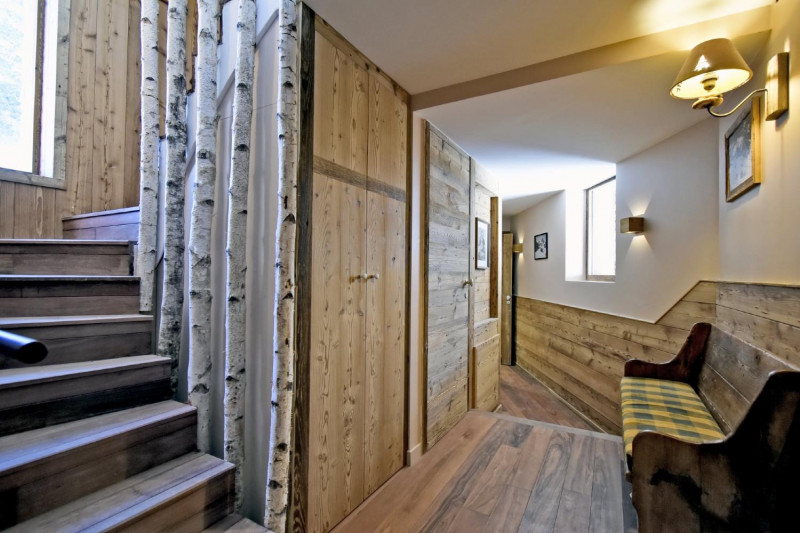 f10780f0-9b0b-41bd-8018-21e33755a12e-1451426