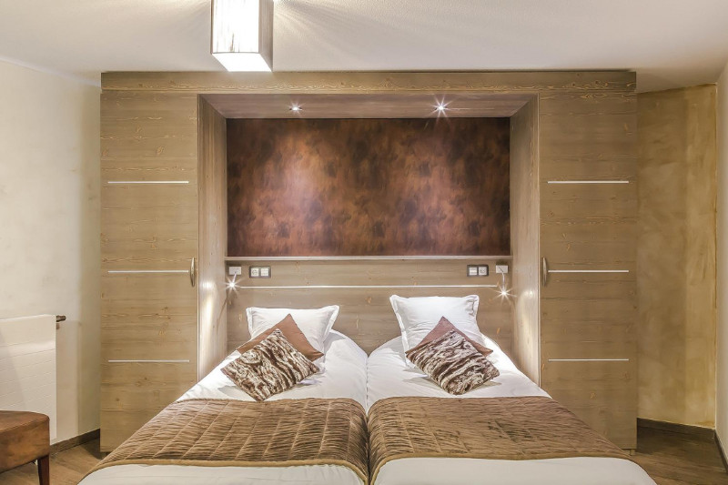les-balcons-platinum-val-thorens-6-8-bed-bedroom1-306390