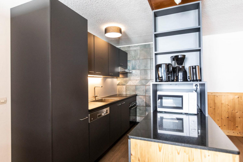 les-balcons-val-thorens-14-16-bed-kitchen-2-306186