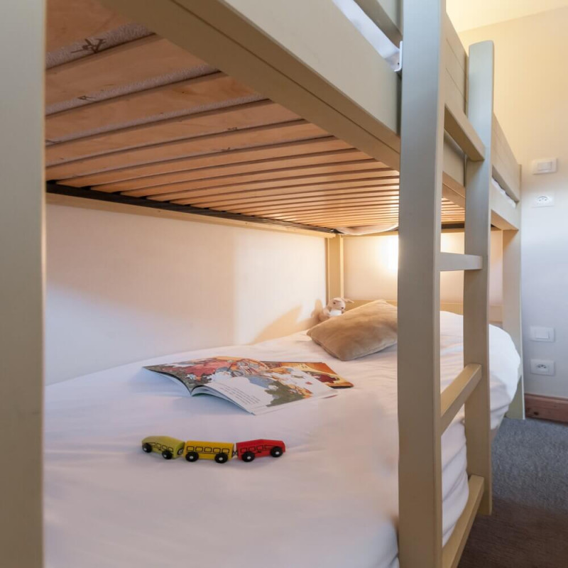 lescrets-m-ribel-bedroom-1460804
