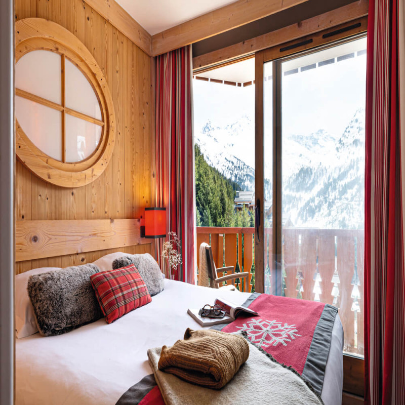 lescrets-m-ribel-bedroom-1460886