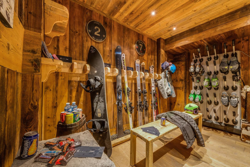 lhotse-ski-room-1-1466123 lhotse-ski-room-1-1466123