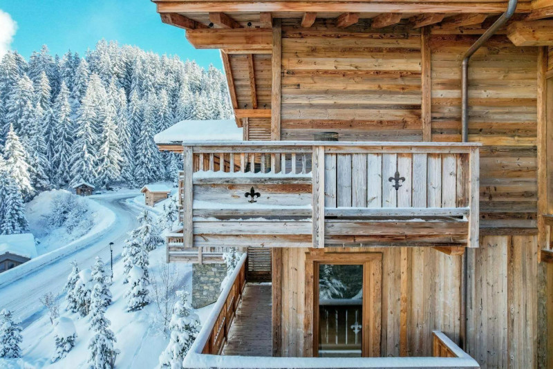 photos-bien-2123-carved-wooden-details-on-each-chalet-exterior-shot-ultima-courchevel-belveadeare-1450327