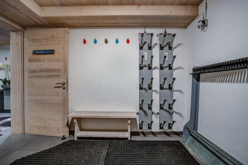 ski-room-2025-01-07-170750-ozcn-1449793