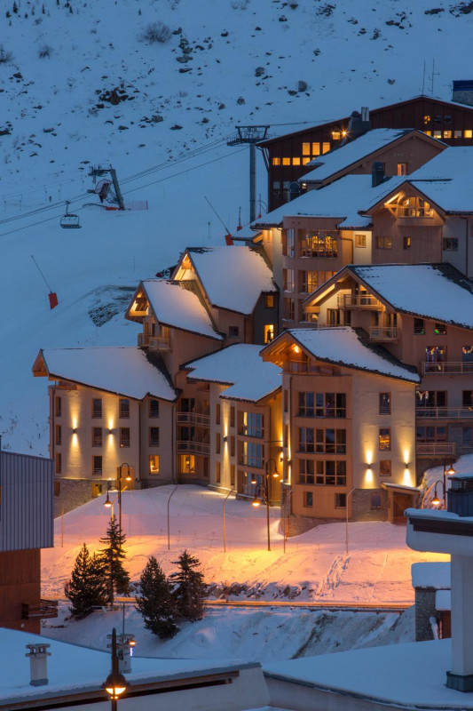 taos-tignes-exterior-night-326280