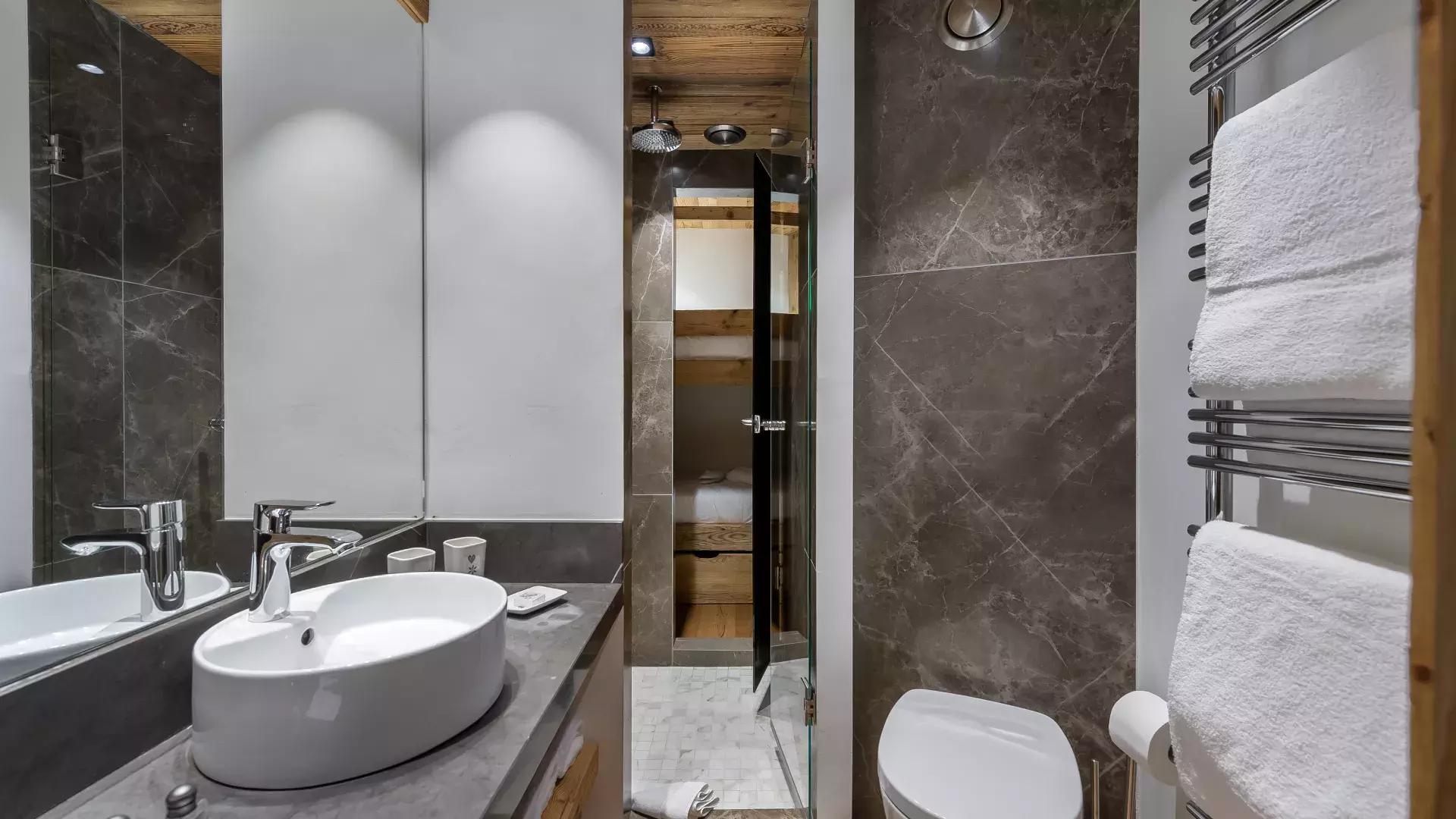 penthouse-savoie-location-chalets-covarel-val-d-ise-re-alpes-france-salle-de-bain-2-jpg-1450603