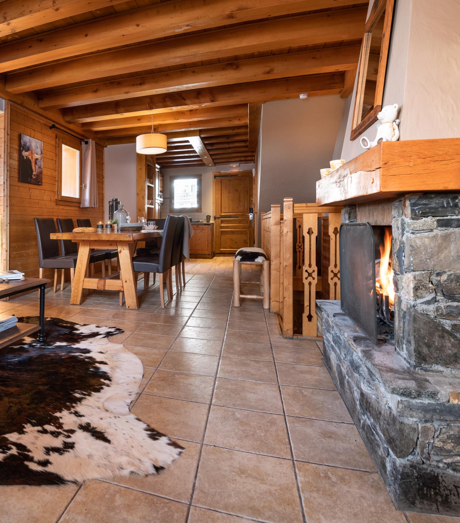 soleil1-apt14-5p8s-8pers-fireplace-dining-313481