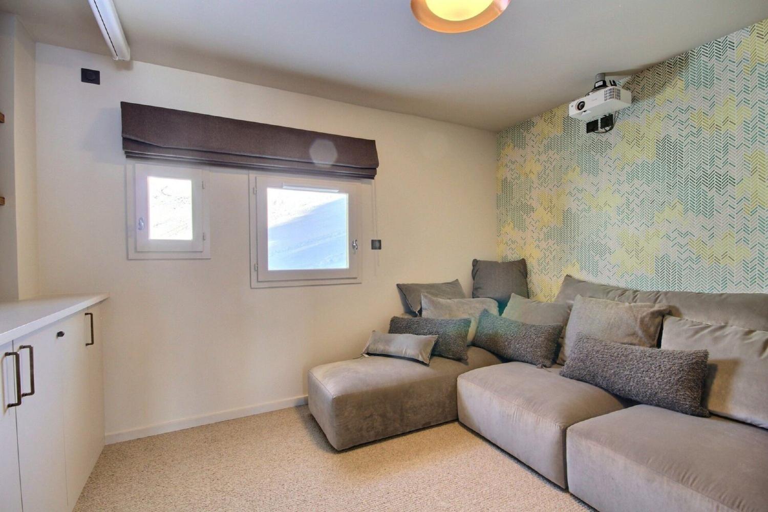 topaz-tv-room-1450047