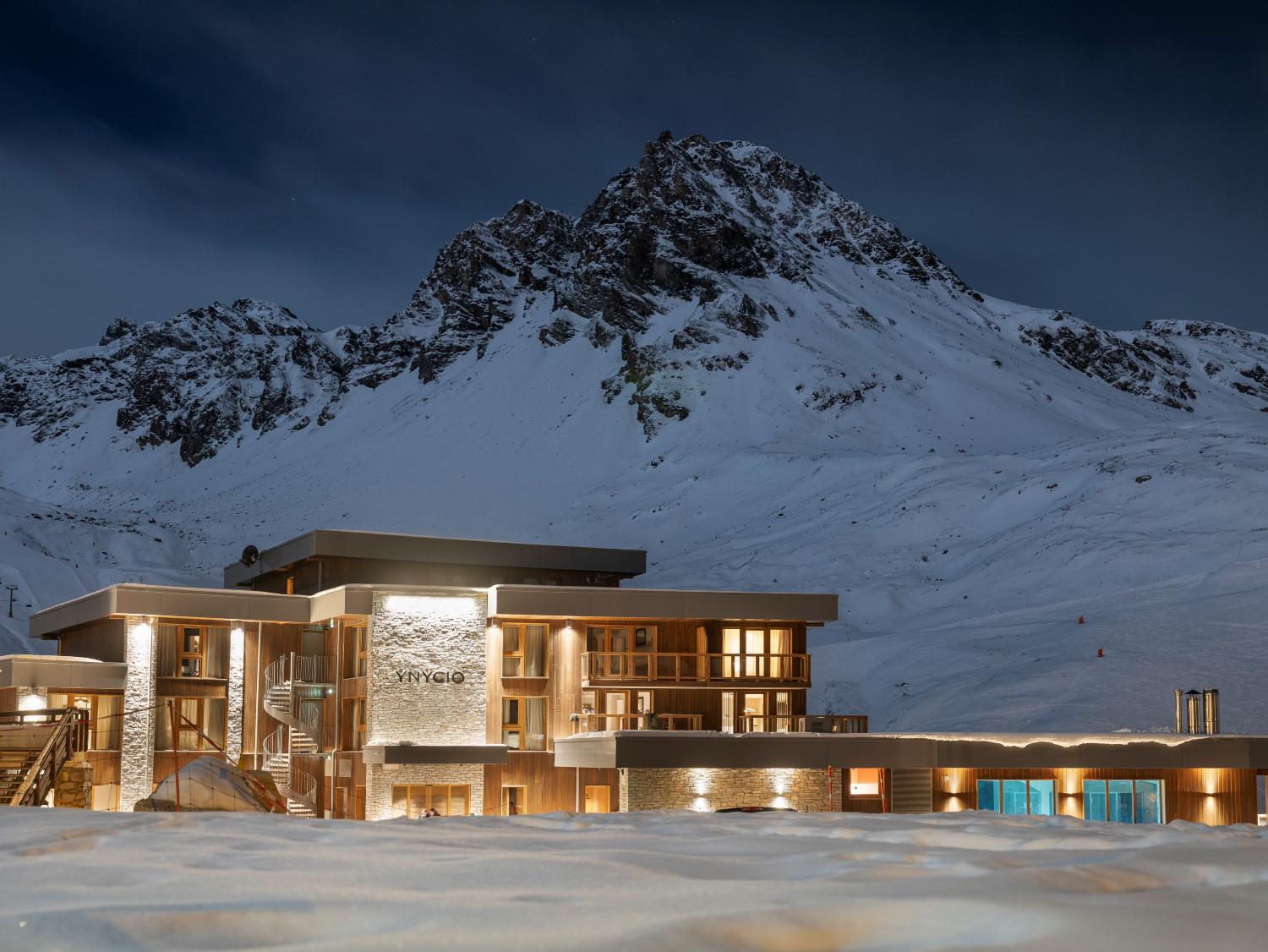 ynycio-tignes-exterior-front-entrance-night-333436